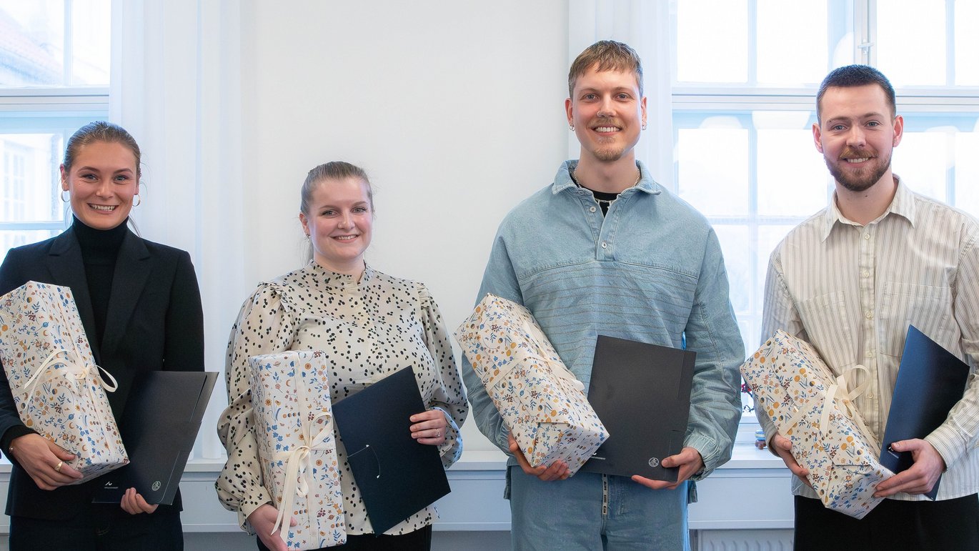 [Translate to English:] [Translate to English:] Stolte prismodtagere med deres priser og gaver ved uddelingen af Health Studenterforskningspris 2026.