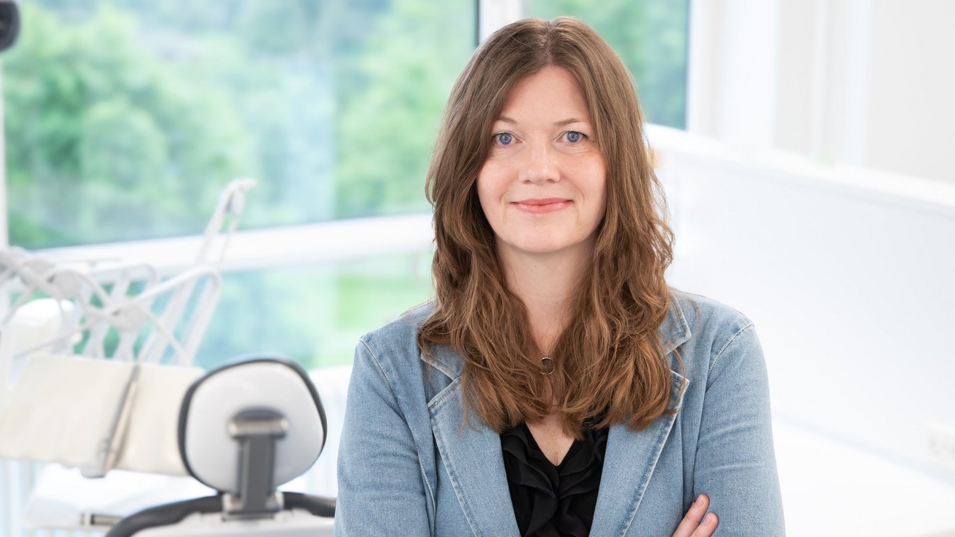 Portræt af institutleder Siri Beier Jensen, der står i klinikken på Institut for Odontologi og Oral Sundhed på Aarhus Universitet
