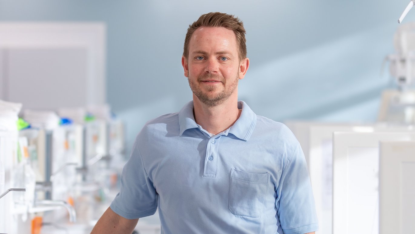 Portrait photo of Peter Stoustrup in the clinic