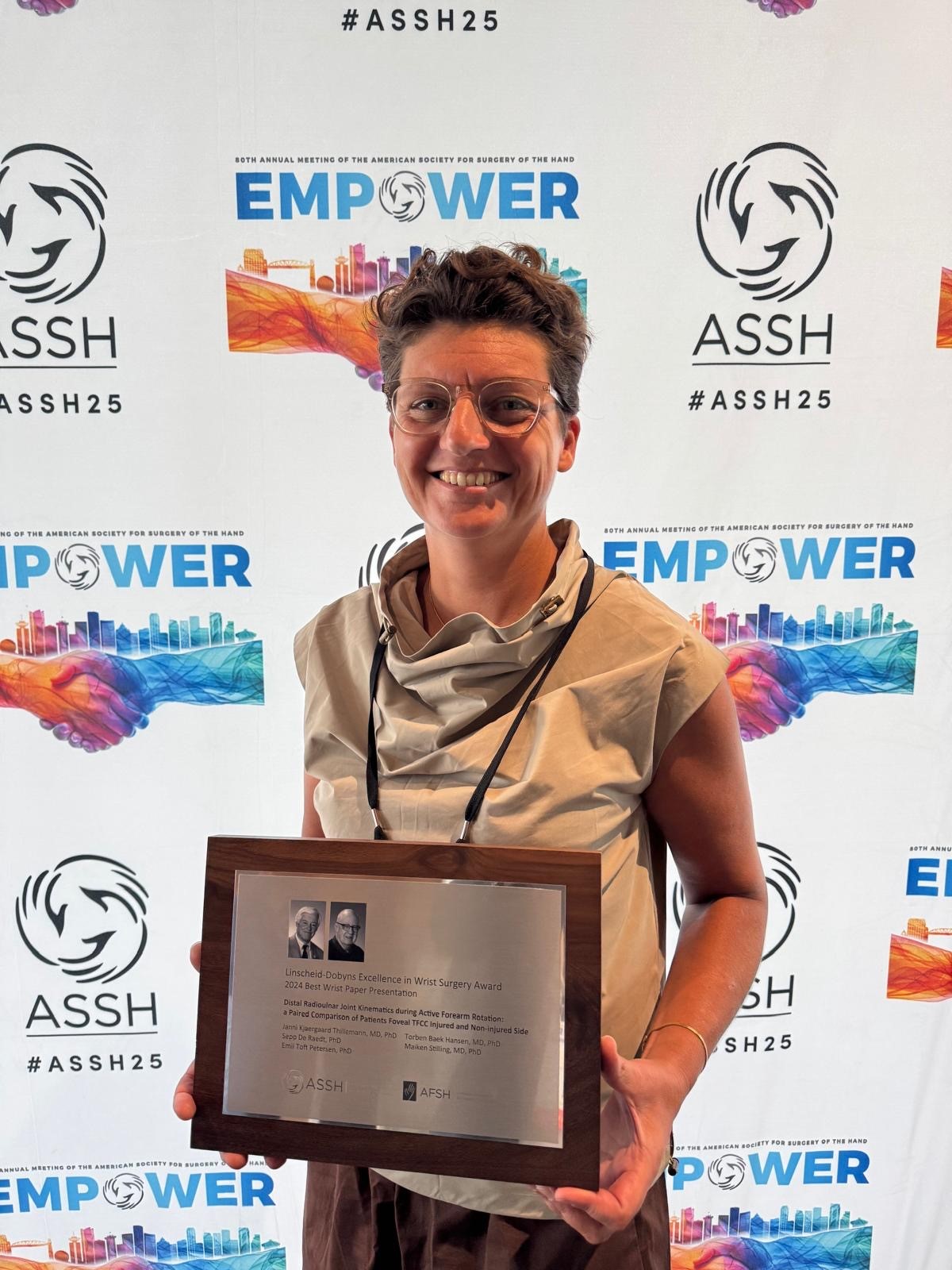 Billedet viser klinisk lektor Janni Kjærgaard Thillemann med prisen (billedramme) Linscheid-Dobyns Excellence in Wrist Surgery Award i hånden.